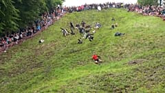 Beliebter Sport: Käserollen in Gloucester