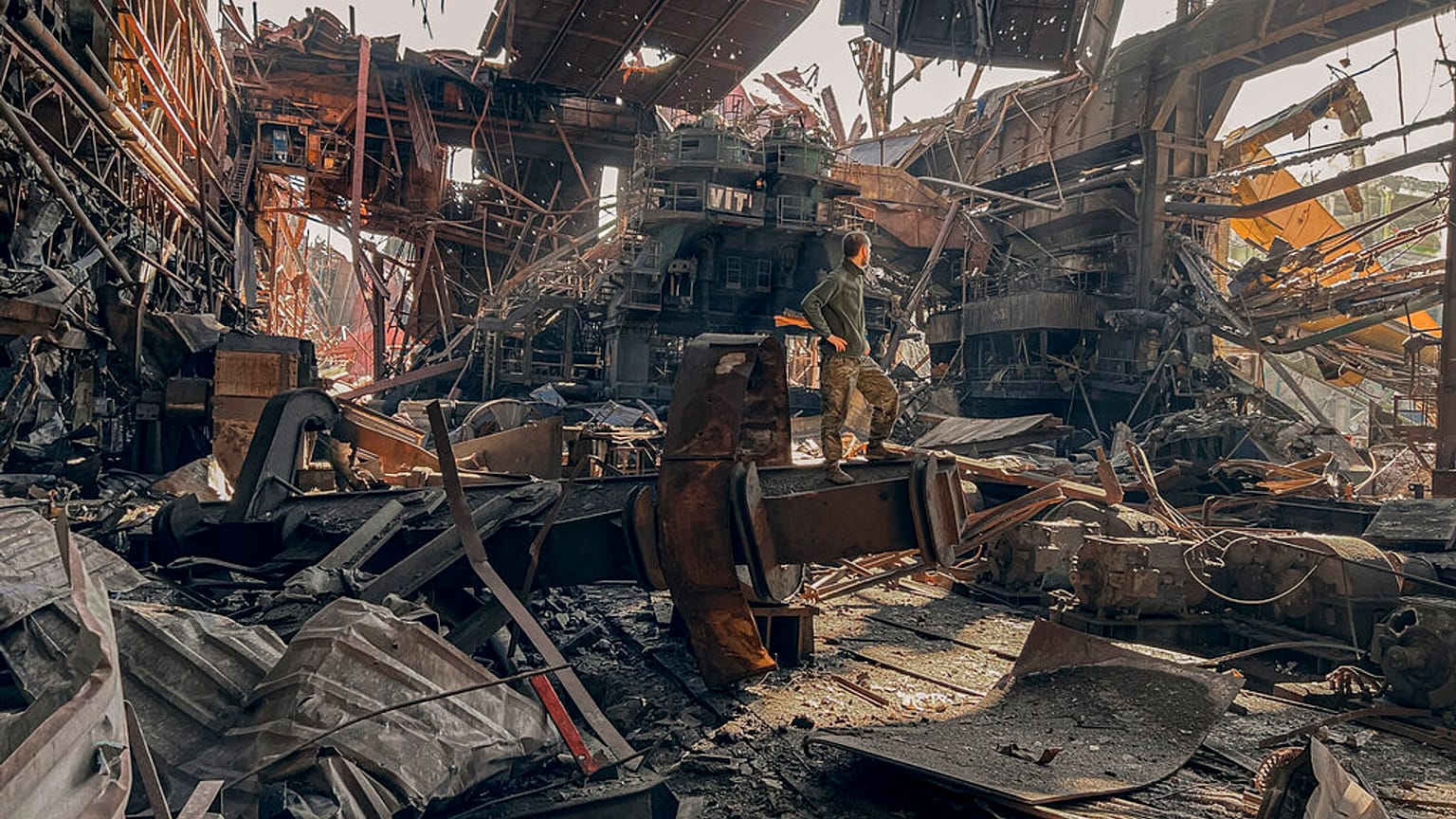 Um soldado ucraniano num edifício destruído