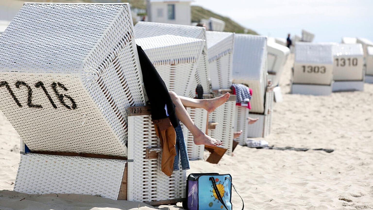 Imagen simbólica: visitantes sentados en sillas de playa en el paseo marítimo de Sylt.