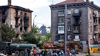 Жители Мариуполя в очереди за раздаваемой российским МЧС питьевой водой