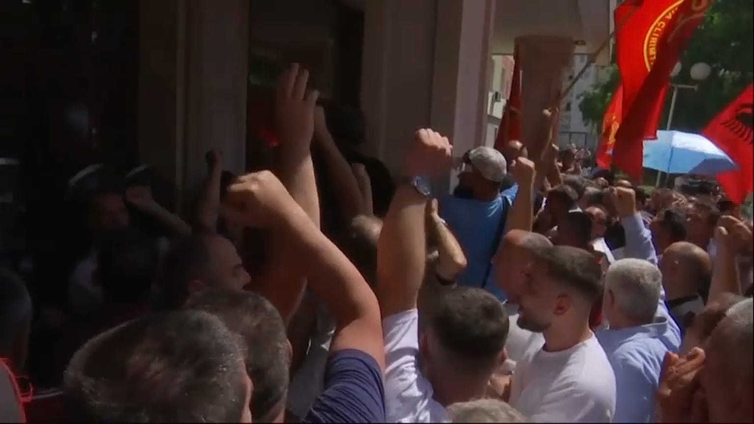 Polícia impediu manifestantes de entrar no Parlamento
