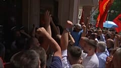 Protesta en el Parlamento de Kósovo. 