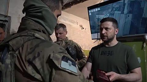 Ukrayna Devlet Başkanı Vladimir Zelenskiy askerlere plaket verirken.