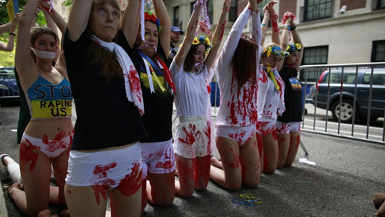 Manifestation devant le consulat russe à New York contre les viols en Ukraine