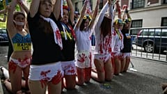 Manifestation devant le consulat russe à New York contre les viols en Ukraine
