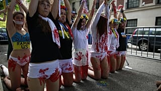 Manifestation devant le consulat russe à New York contre les viols en Ukraine