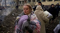 الأوكرانية ماريانا فيشغيرسكايا تقف خارج مستشفى للولادة تضرر جراء القصف في ماريوبول أوكرانيا يوم الأربعاء 9 مارس 2022.