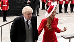 Boris Johnson és felesége a II. Erzsébet brit királynő trónra lépése 70. évfordulója alkalmából tartott londoni istentiszteletre érkezik 2022. június 3-án.
