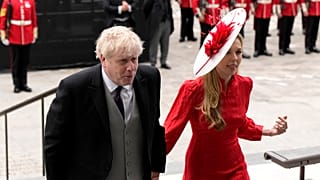 Boris Johnson és felesége a II. Erzsébet brit királynő trónra lépése 70. évfordulója alkalmából tartott londoni istentiszteletre érkezik 2022. június 3-án.