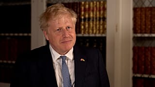 Борис Джонсон дает интервью после вотума доверия от однопартийцев