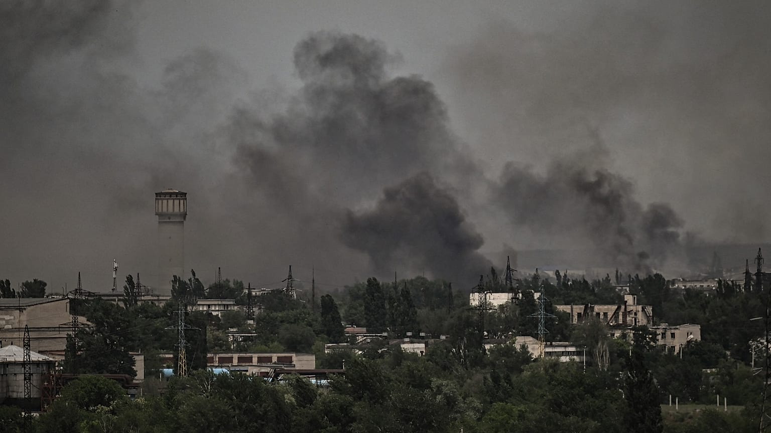 Fumée s'échappant de bâtiments à Severodonetsk, où les forces ukrainiennes et russes s'affrontent, depuis plusieurs jours, pour le contrôle de la ville. Photo : 02/06/2022    