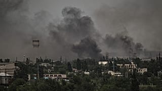 Fumée s'échappant de bâtiments à Severodonetsk, où les forces ukrainiennes et russes s'affrontent, depuis plusieurs jours, pour le contrôle de la ville. Photo : 02/06/2022    