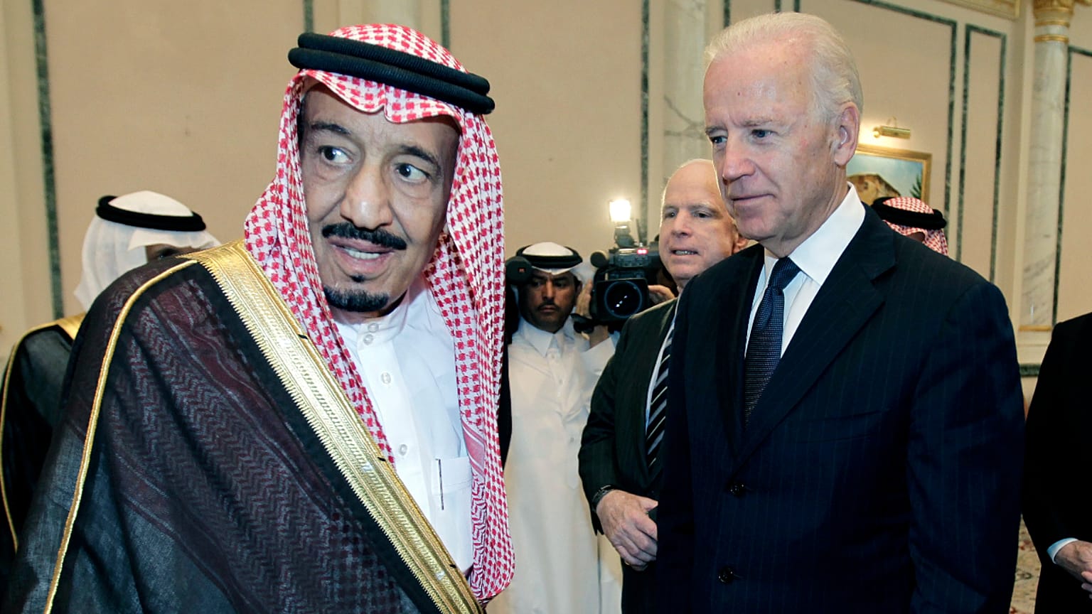 صورة أرشيفية لبايدن بصحبة الملك السعودي سلمان بن عبد العزيز
