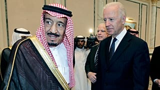 صورة أرشيفية لبايدن بصحبة الملك السعودي سلمان بن عبد العزيز