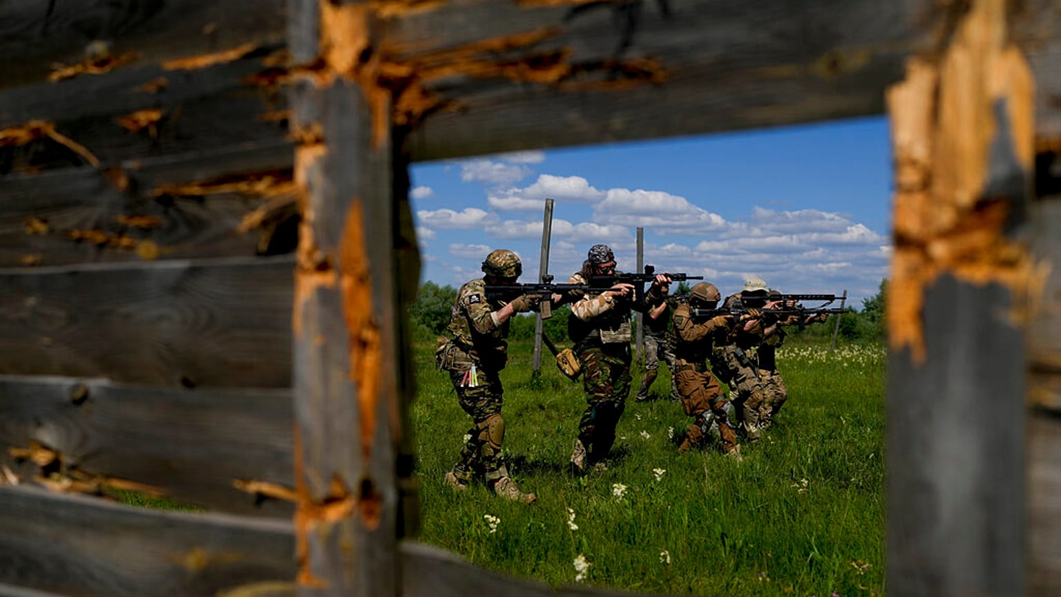 Entrenamiento militar a civiles en las afueras de Kiev, capital de Ucrania.