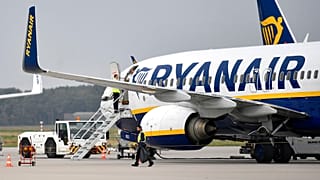 Egy Ryanair gép a betonon.