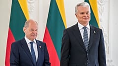 Der litauische Präsident Gitanas Nauseda (rechts im Bild) empfängt den deutschen Kanzler Olaf Scholz