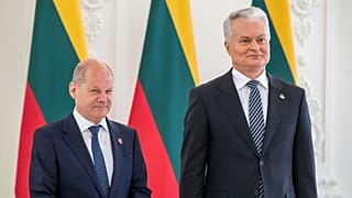 Der litauische Präsident Gitanas Nauseda (rechts im Bild) empfängt den deutschen Kanzler Olaf Scholz