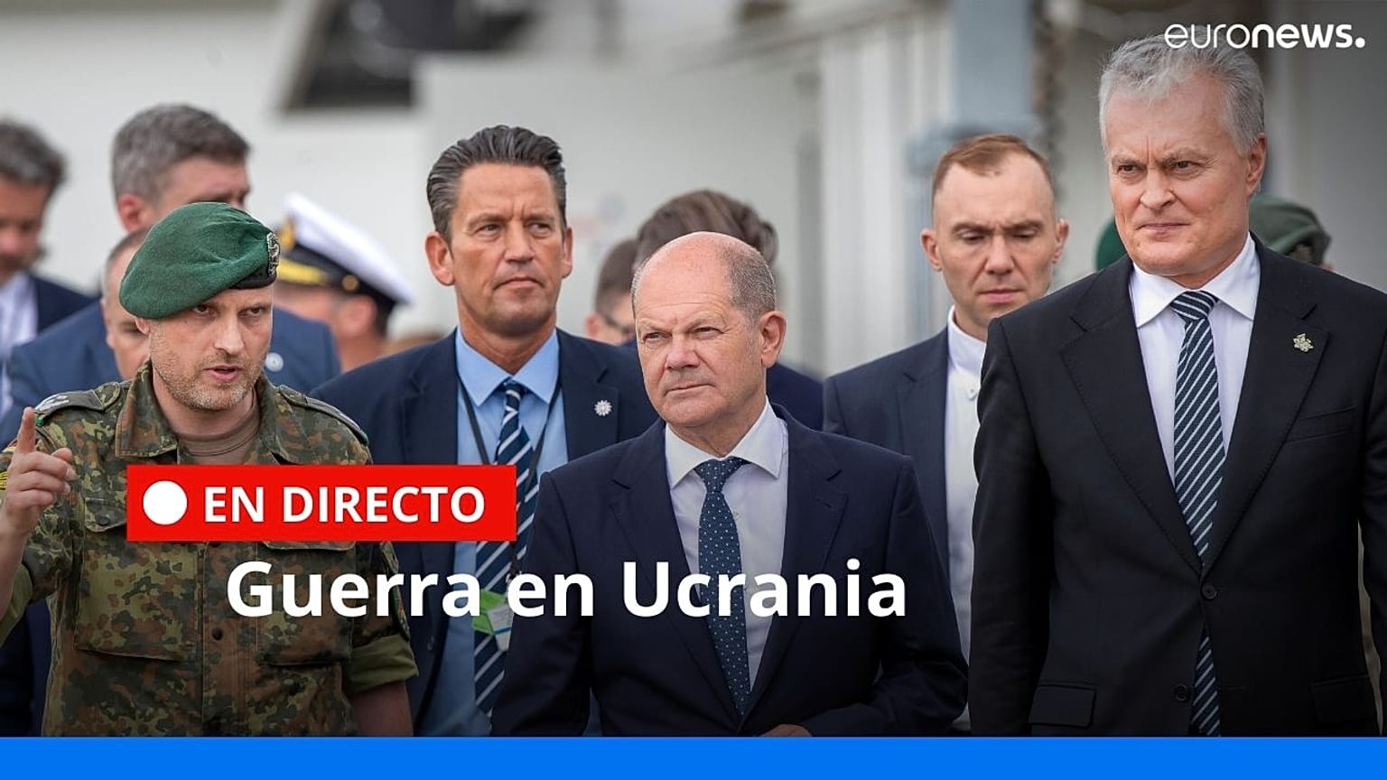 El canciller alemán Olaf Scholz, en el centro, durante una visita a un campo de entrenamiento cerca de Vilna, Lituania, el martes 7 de junio de 2022 