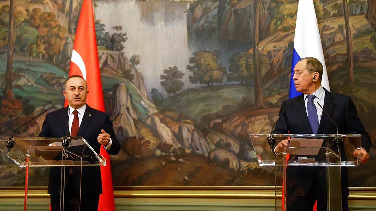 Les chefs de la diplomatie turc et russe lors d'une conférence de presse à Moscou, en Russie, le 16 mars 2022