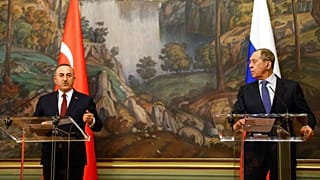 Les chefs de la diplomatie turc et russe lors d'une conférence de presse à Moscou, en Russie, le 16 mars 2022
