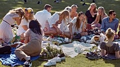 A 2020 júniusában készült képen Szentiván napján piknikeznek együtt svédek egy stockholmi parkban