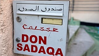 Bir camide bağış kutusu