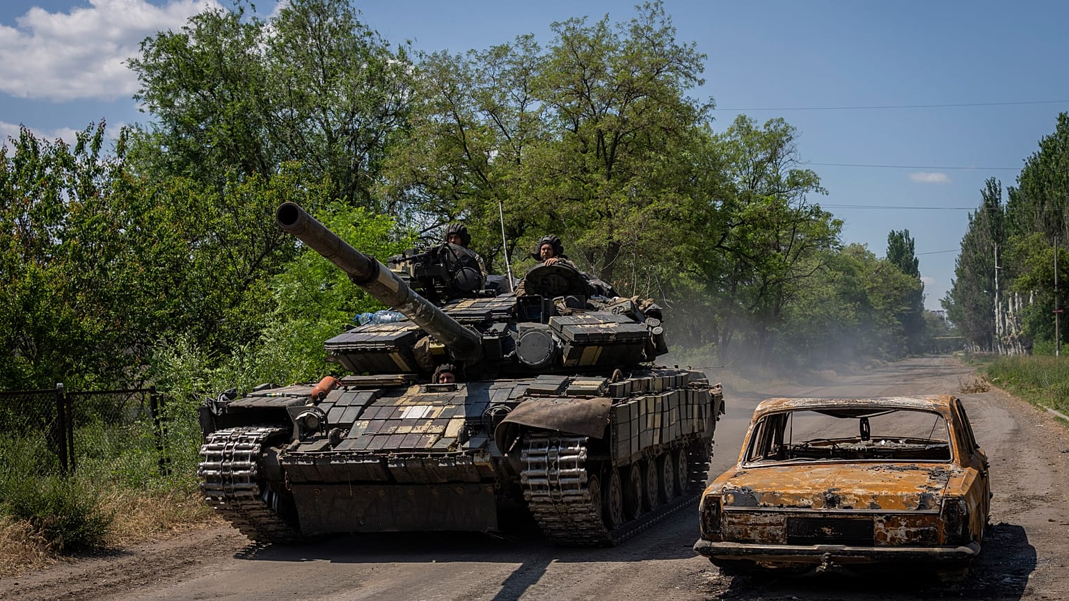 Украинский танк недалеко от линии фронта в Донбассе