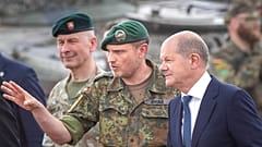 Olaf Scholz német kancellár (jobbra) hallgatja Daniel Andra litván NATO-parancsnokot Vilniusban