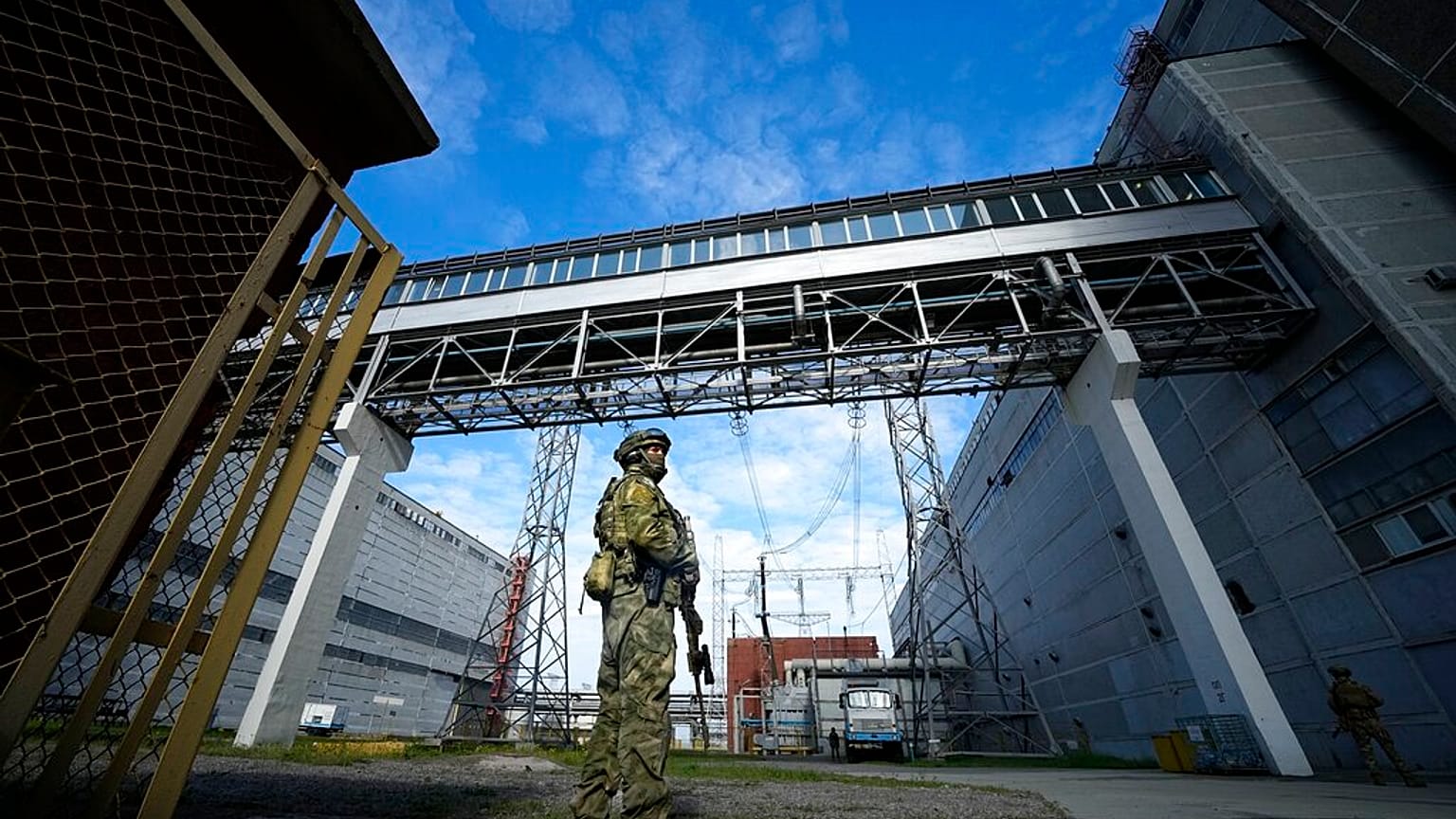 Orosz katonák a zaporizzsjai atomerőmű bejáratánál