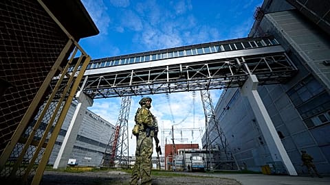 Orosz katonák a zaporizzsjai atomerőmű bejáratánál