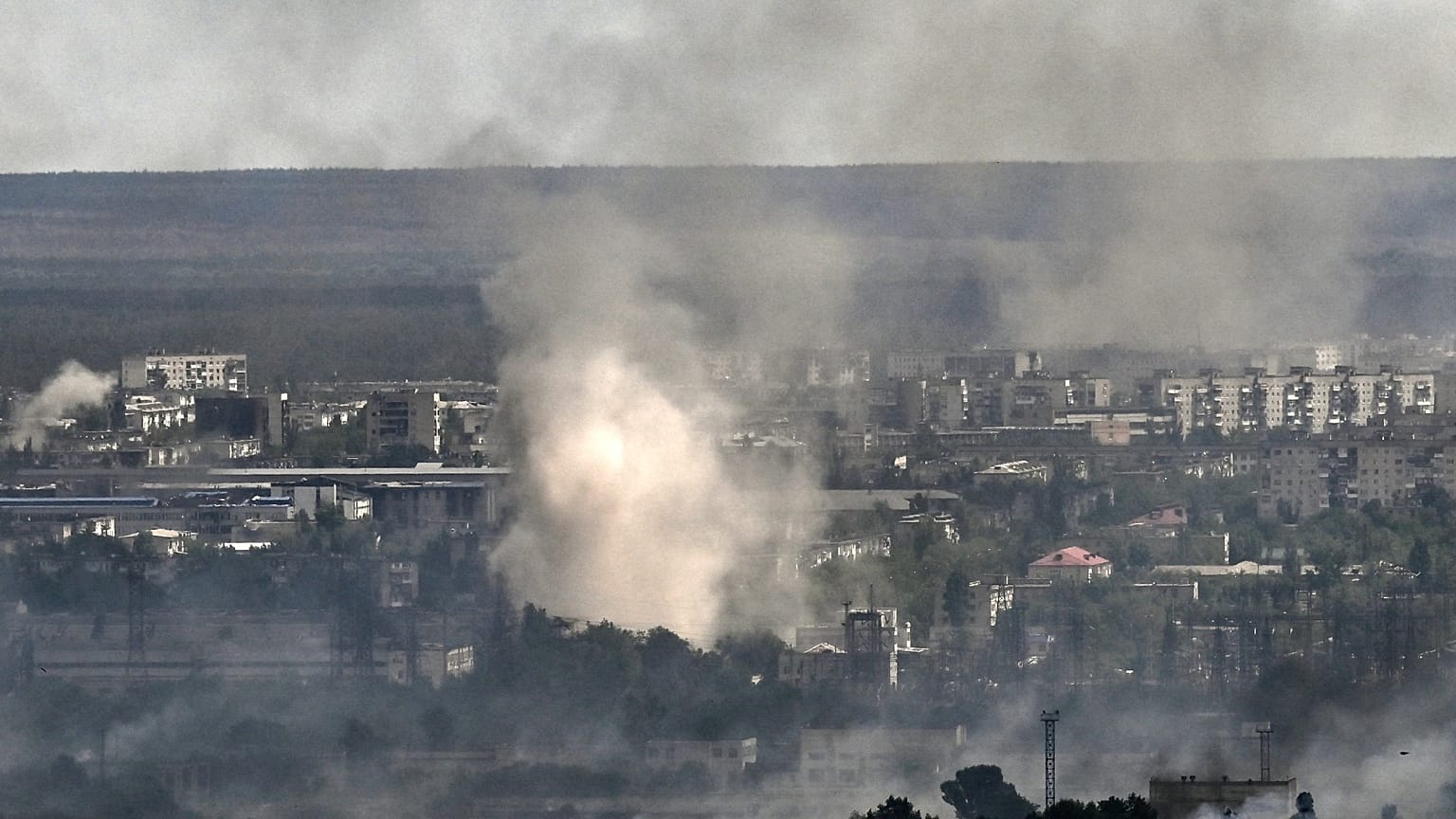 Fumée s'échappant de Severodonetsk, théâtre de violent combats, le 7 juin 2022 
