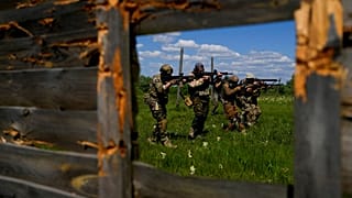 Egy ukrán milícia gyakorlatozik Kijev környékén