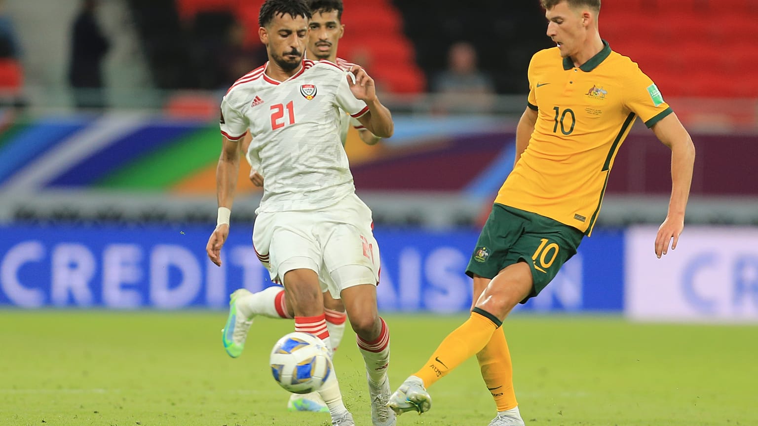 الأسترالي دوجال والإماراتي عبد الله يتنازعان الكرة خلال مباراة تأهيلية إلى كأس العالم في الريان ، قطر. 2022/06/07
