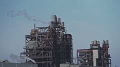 Industrias en la bahía de Quintero-Puchunvací, la zona de la intoxicación en Chile