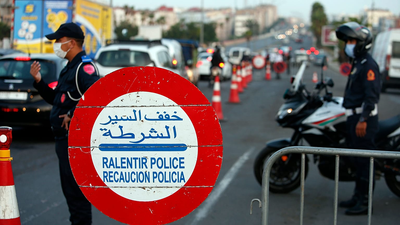 نقطة تفتيش أمنية في الدار البيضاء بالمغرب.