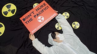 Un activiste participe fait le mort, une performance artistique qui vise à protester contre le rejet d'un million de tonnes d'eau irradiée dans l'océan Pacifique