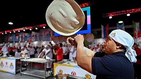 Ein Pizza-Bäcker während der 10. Pizza-Weltmeisterschaft in Buenos Aires, Argentinien