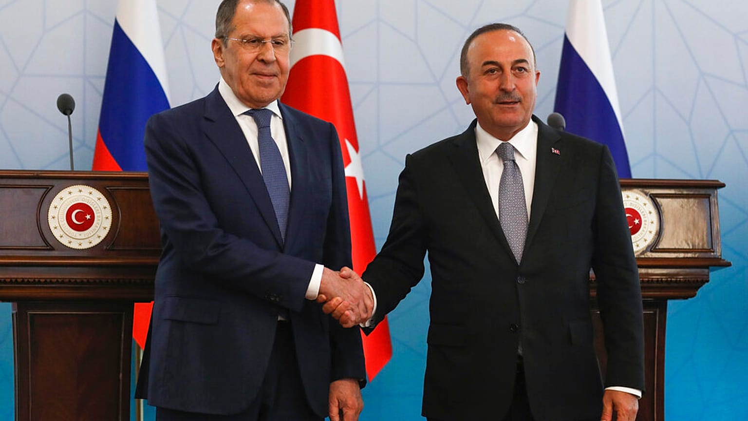 Sergei Lavrov e Mevlut Cavusoglu em conferência de imprensa, em Ancara. 