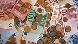 Image of 50 euro notes