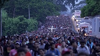 قافلة المهاجرين تتوجه من المكسيك نحو الولايات المتحدة. 