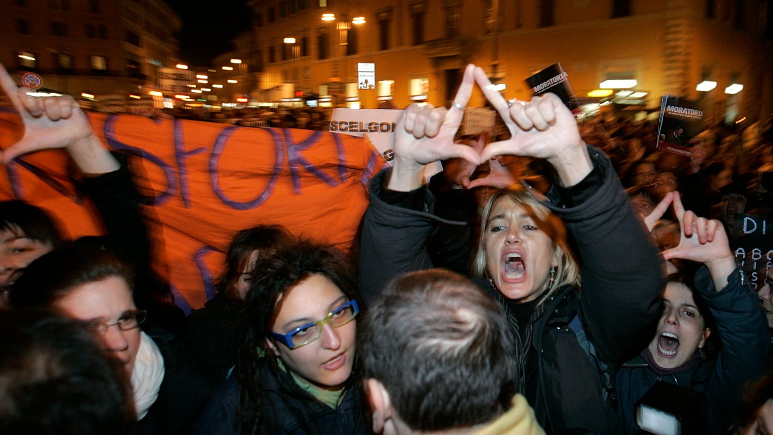 Donne protestano per il rispetto della legge sull'aborto