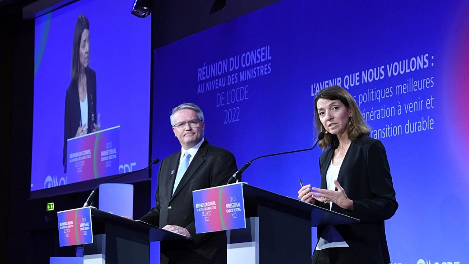 A economista-chefe da OCDE Laurence Boone e o secretário-geral Mathias Cormann na apresentação do relatório em Paris