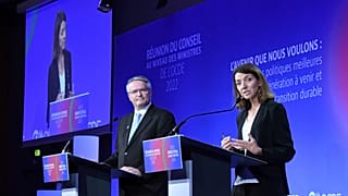A economista-chefe da OCDE Laurence Boone e o secretário-geral Mathias Cormann na apresentação do relatório em Paris