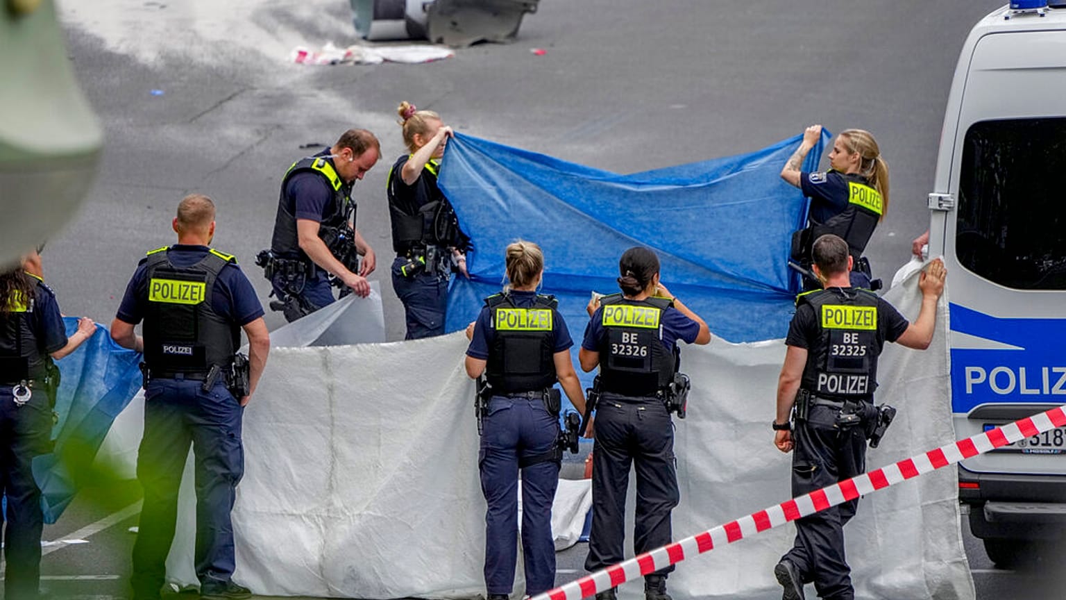 Des policiers couvrent un cadavre après qu'une voiture ait percuté des passants dans le centre de Berlin, en Allemagne, 8 juin 2022. 