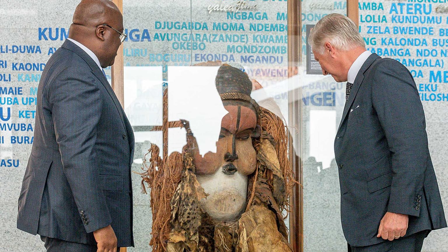 Belçika Kralı Philippe ilk resmi ziyaretinde Demokratik Kongo Cumhuriyeti Cumhurbaşkanı Felix Tshisekedi  ile tokalaşırken