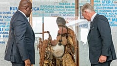Belçika Kralı Philippe ilk resmi ziyaretinde Demokratik Kongo Cumhuriyeti Cumhurbaşkanı Felix Tshisekedi  ile tokalaşırken