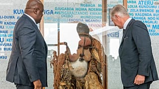 Belçika Kralı Philippe ilk resmi ziyaretinde Demokratik Kongo Cumhuriyeti Cumhurbaşkanı Felix Tshisekedi  ile tokalaşırken