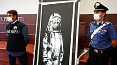 L'œuvre d'art volée peinte par Banksy dévoilée par les autorités italiennes à L'Aquila, le 11 juin 2020 . 