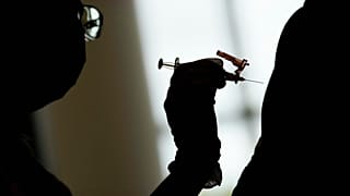 صورة أرشيفية لممرضة تعطي لقاح "موديرنا" لشخص في مركز للتطعيم ضد "كوفيد-19" في لاس فيغاس، 26 أبريل 2021